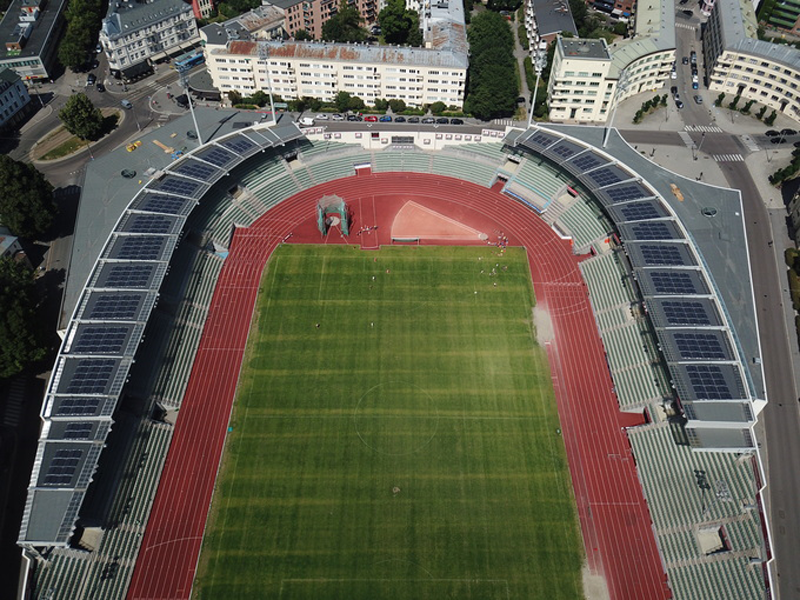 図　「Bislett stadium」の観客席屋根に設置した太陽光発電モジュール