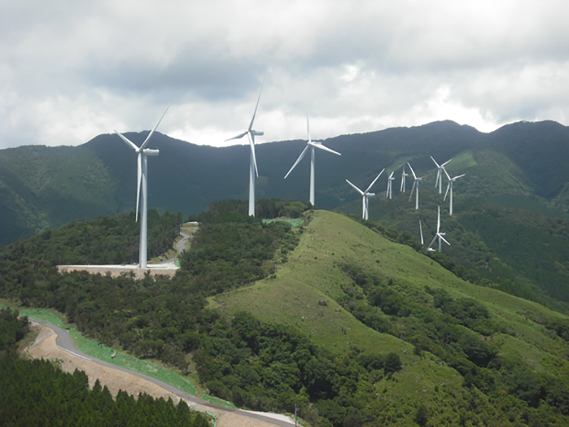 図　日本の風力発電所は自然災害による事故で停止することが多い。写真は東京電力ホールディングスの東伊豆風力発電所