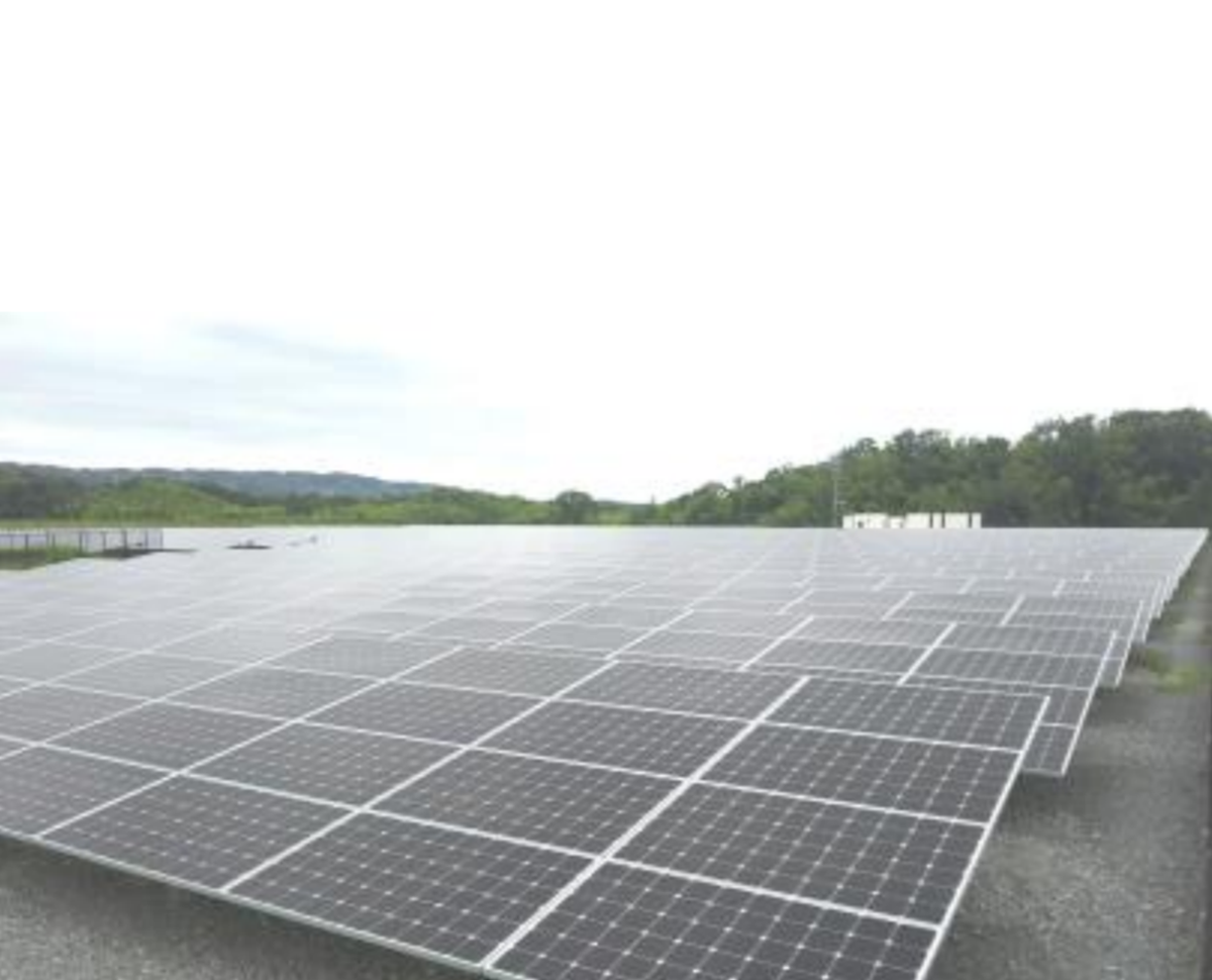 図　けいはんな第二太陽光発電所に並ぶ太陽光発電モジュール