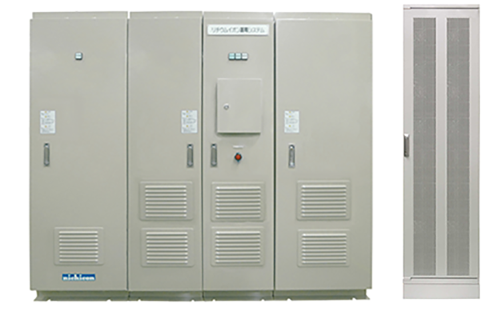 図　ニチコンが2019年1月に発売する公共・産業用蓄電システムの新機種。左がパワーコンディショナーで、右が蓄電池