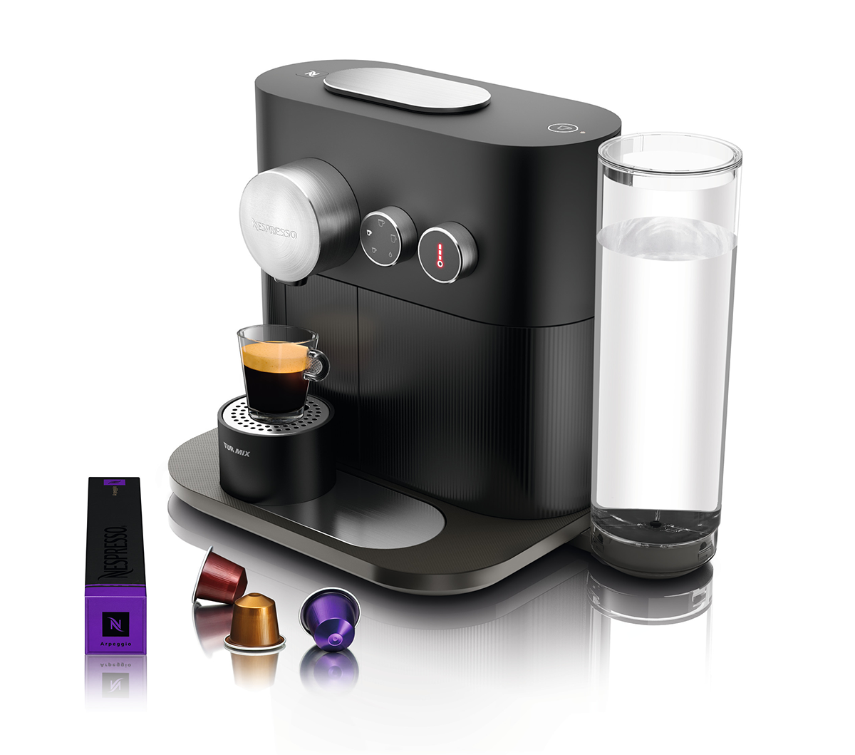 図　Nestlé Nespressoのコーヒーメーカー「Nespresso Expert」。手前にある3つのカプセル型のものが「カプセルコーヒー」