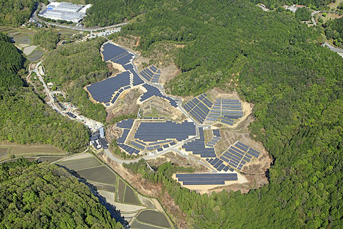 図　「京都・亀岡メガソーラー発電所」の全景