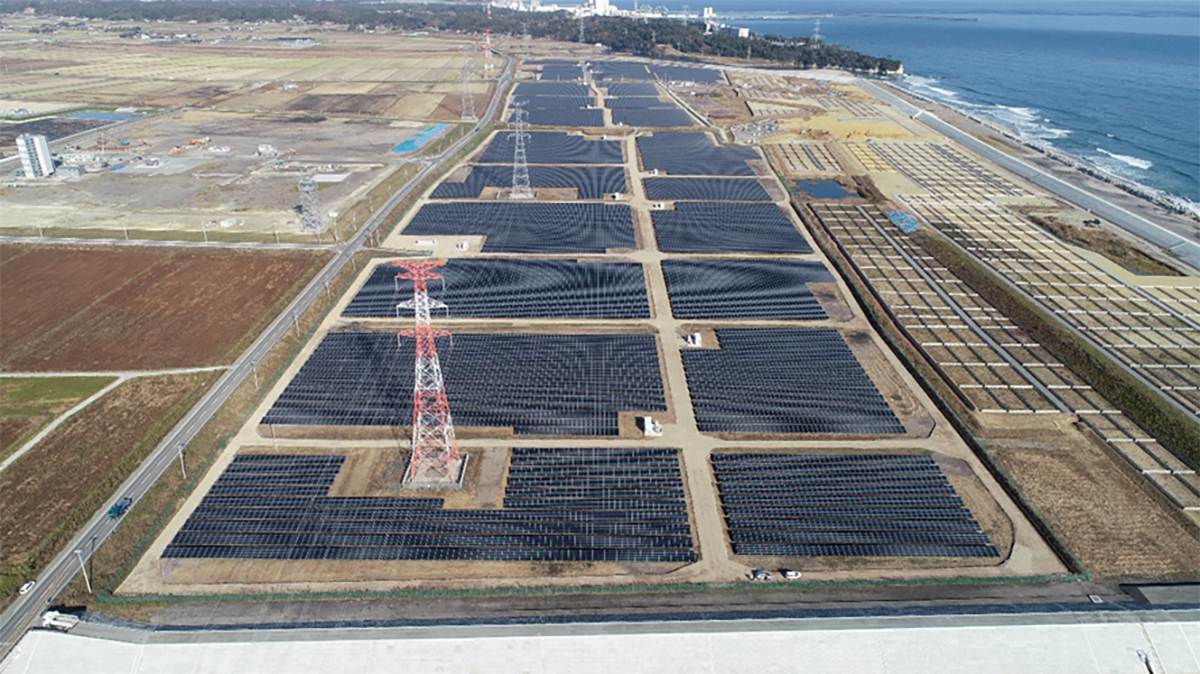 図　完成した「南相馬原町東太陽光発電所」の全景