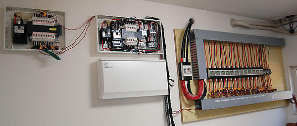 写真4 スマートメーターなどの試験も可能な特注の分電盤を含む電気用試験設備