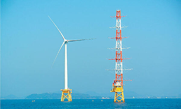 写真1　NEDOが、銚子沖（2.4MW,2013年3月稼働開始）に続いて2013年6月から稼働させた北九州市沖の洋上風力発電（2MW）の実証実験の模様。
