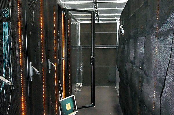 写真4　ホットアイル側にあるサーバ群。オレンジのランプで区別している。