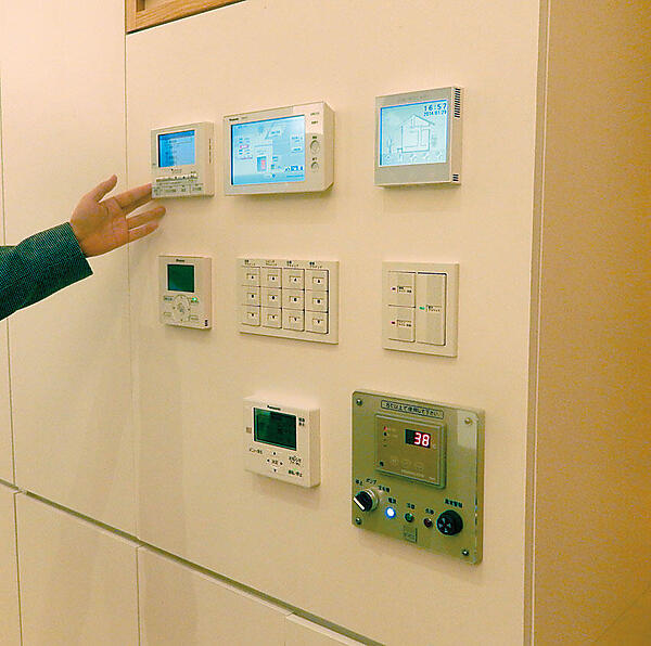 写真13　室内のHEMSほか、ブラインド、ガス、温度湿度などのコントロールパネル。