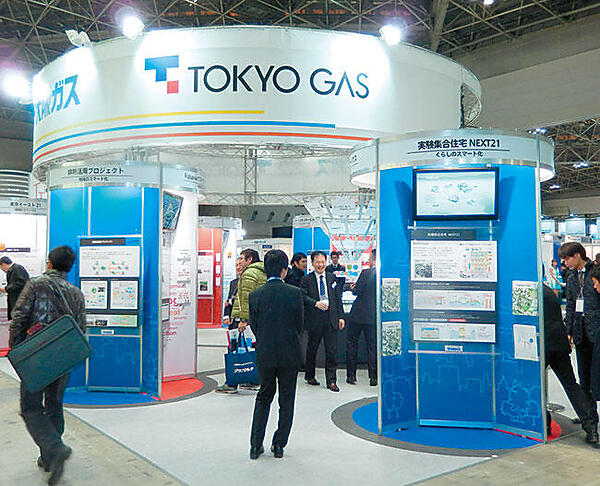 写真2　2013年6月から第4フェーズの住居実験を開始した実験集合住宅「NEXT21」や排熱活用プロジェクトを展示した大阪ガス・東京ガスのブース。