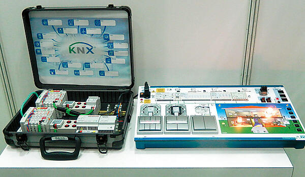 写真4　ECHONET Lite（日本）、SEP 2（米国）とともに注目されている欧州発のオープンなIEC国際標準プロトコル「KNX」を提供するKNX協会がブースを構え、いよいよ日本に上陸することをアピール。
写真左側は、ワゴジャパン（株）のKNX用通信システム（I/Oシステム）のコンポーネント（KNX TP）。KNX TP（ツィストペア）対応スイッチやKNX用電源（30V）で構成されている。右側は、KNXに対応した照明用のON/OFFのデモパネル。照明制御の場合で電力の60％を、空調制御の場合で電力の60％を省エネ可能とする。
KNXは、欧州では50％以上の市場を獲得しているという。