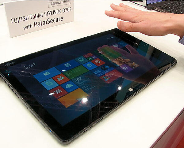 富士通の静脈認証センサー内蔵のタブレット。これは血液の流れなどの生体情報を認証することで不正使用を防止するというもの。手のひら静脈認証により、あらかじめ生体情報を登録した利用者だけが端末を利用できる。