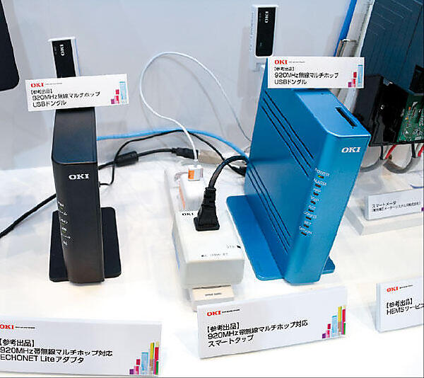 沖電気工業（株）（東京都港区）は、HEMS向け920 MHz帯無線システムを展示。920MHz無線マルチホップ対応のスマートタップやUSBドングル、ECHONET Liteアダプタと、HEMSサービスゲートウェイを参考出品。