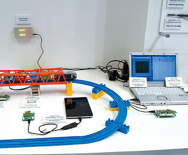 コネクシオ（株）（東京都渋谷区）は、同社で取り扱っている920MHzモジュールなどを展示。センサーと920MHz汎用モジュールを使用して、鉄橋の歪みや劣化などの情報を受信するデモンストレーションを展開。