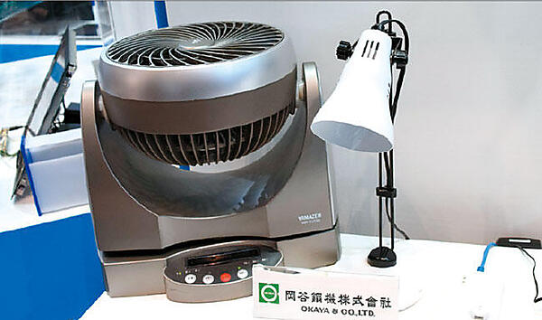 写真2　負荷として利用されたサーキュレータとLEDスタンド（この他、電気錠も使用）