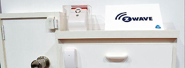 写真8　Z-Wave対応のセキュリティシステム。中央の赤い小型の機器がサイレン（警報器）