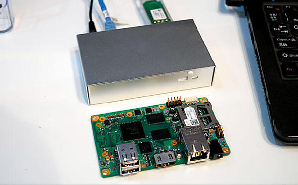 （株）アットマークテクノ（北海道札幌市）は、同社の組込みプラットフォームであるアルマジロシリーズを展示。CPUボードArmadillo-840（IoTゲートウェイ）に温度センサーを接続し、そのリアルタイムデータをパソコンに表示するデモを展開。同製品は、HDMI（High-Definition Multimedia Interface）対応で、Full HDサイズの外部出力が可能。また、基盤の両面に拡張インタフェースを搭載し、LCDタッチパネルやカメラなどのインタフェースにも対応している。