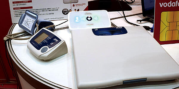 ボーダフォンは、米国の医療機器メーカーであるBoston Scientific（ボストンサイエンティフィック）社の遠隔モニタリングシステム「LATITUDE」（ラティテュード）と連携したソリューションを展示。自宅で測った血圧や体重などの情報を、Vodafone M2Mネットワークを利用して専用サーバへ送信することで、担当医が適切な処置を行える。