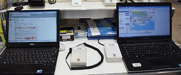 ユーピーアールは、追跡システム「なんつい」（「なんでも追跡システム」という意味）を展示（写真手前右の白い筺体）。同システムでは、モノや設備に取り付けた端末から発信される位置情報を、同社APIを利用して地図上に表示することができる。電源には乾電池を、通信はPHS網を、位置情報は基地局測位を利用している。