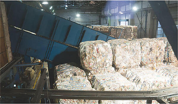 写真4　破砕機に投入される使用済みプラスチック。1日に約200トンの使用済みプラスチックが市町村から運ばれてくる。