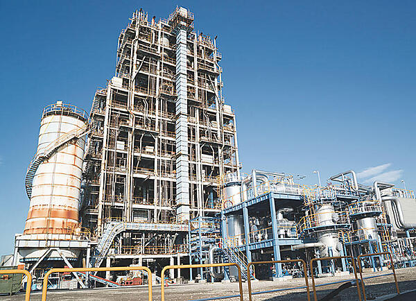 写真7　昭和電工のガス化設備。左右対称に2つのガス化炉がある（二段式ガス化炉）。低温ガス化炉で生成されたガスは、1400℃の高温で少量の酸素と蒸気によって熱分解や部分酸化され、水素と一酸化炭素を中心とした合成ガスに改質される。左側にアンモニア製造設備が隣接している