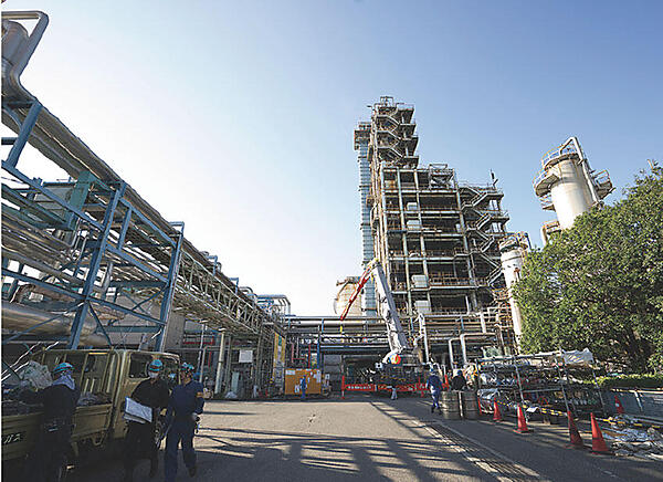 写真8　製造されたアンモニアはパイプラインを通じて、アンモニア貯蔵設備に送られる。