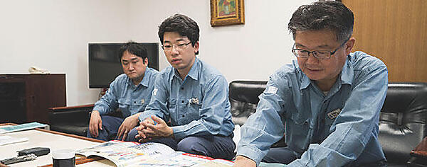 ▲リサイクルプラントについて説明する昭和電工 川崎事業所 製造部 栗山氏（右）、同事業所 企画グループ 高山氏（真中）、同事業所 総務部 荒川氏