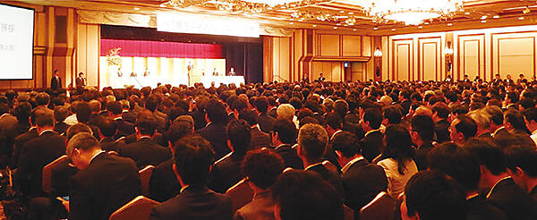 ▲満席となった「IoT推進コンソーシアム」設立総会の会場（帝国ホテル東京）。壇上には、左から鵜浦博夫（NTT社長）、中西宏明（日立製作所会長兼CEO）、村井純（慶應義塾大学教授）、林幹雄（経済産業大臣）、高市早苗（総務大臣）、星野剛士（経済産業大臣政務官）、太田直樹（総務大臣補佐官）の各氏が列席。同コンソーシアム会長には村井純 慶應義塾大学教授が選出された。