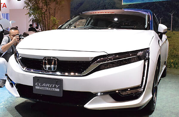写真1　ホンダ「CLARITY FUELL CELL」