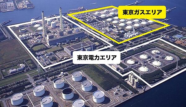 写真1　東京電力・袖ケ浦火力発電所の全景（東京ガスも含めたLNGタンクが並ぶ）2本の煙突の手前の建屋：右から左へ、1号機、2号機、3号機、4号機と並んでいる。