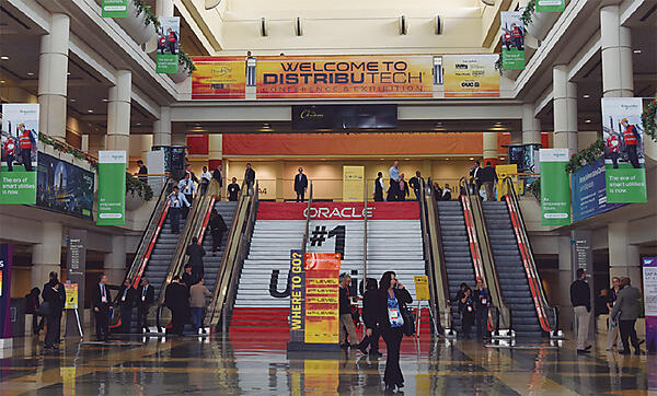 写真1　メイン会場に上がるエスカレータに大きく示されたOracleのブース案内。同社はサファイヤ・スポンサーだった。