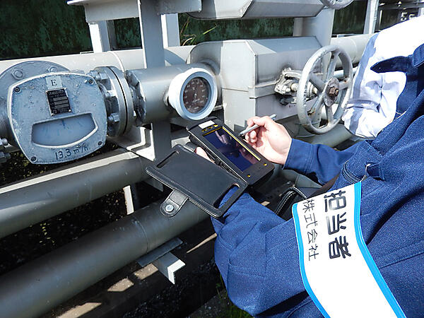 写真2　温水の流量と温度のデータをタブレットへ、ペン入力（データはリアルタイムでクラウドへ送信）