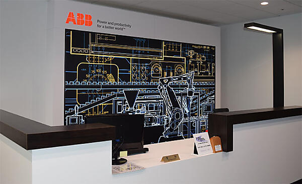 写真1　ABB株式会社の新オフィスの受付カウンター（東京・品川区大崎）