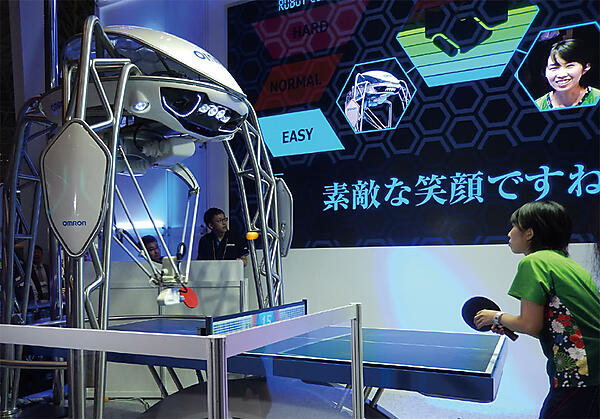 写真12　オムロンの卓球ロボット「フォルフェウス」のデモの様子