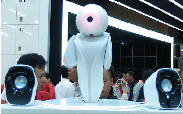 写真14　連携して学習するAIロボット「おもてなしロボピン」（富士通）