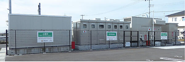 写真3　左から太陽光発電用のパワーコンディショナー（PCS）、受変電設備、バイオディーゼル非常用発電機（400kW）