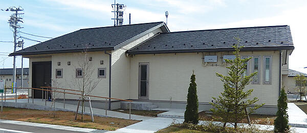 写真5　集会所の外観：屋根に9.1kWの太陽光発電パネル（シャープ製）を設置