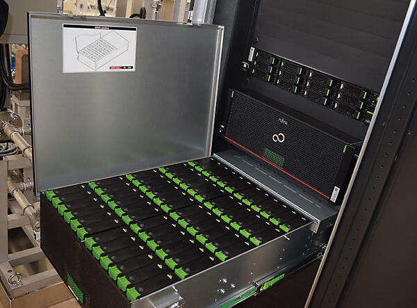 写真5　富士通のHDD（Seagate製）のラックを引き出したところ（1個2TB×60台＝総計120TBの容量）