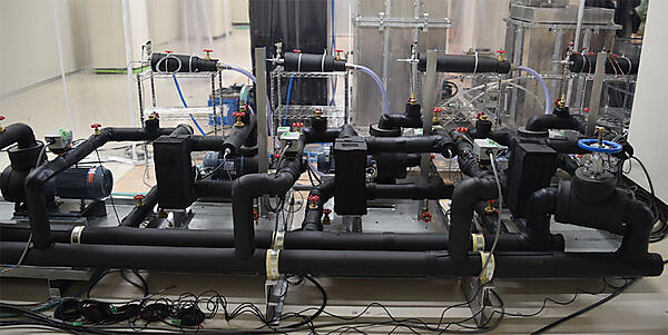 写真6　熱交換用（冷却用）の配管とモーター（ポンプ）など右から、高発熱、中発熱、低発熱密度用となっている。