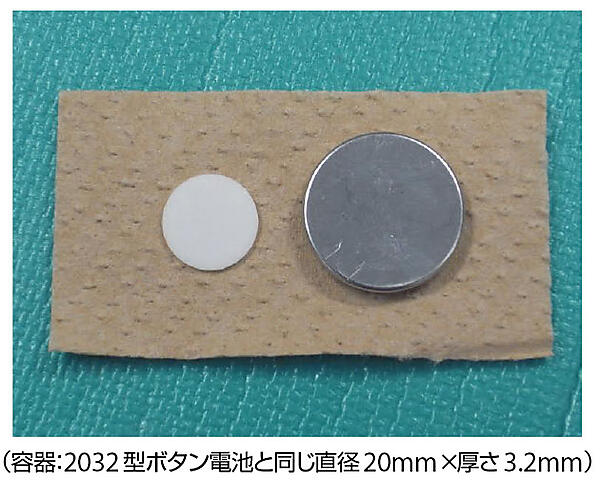 写真1　リチウム硫黄電池の固体電解質（左）と電池を密閉する容器（右）