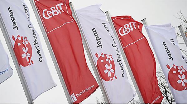 写真1　日本がCeBIT 2017のパートナー国であることを示す会場の旗