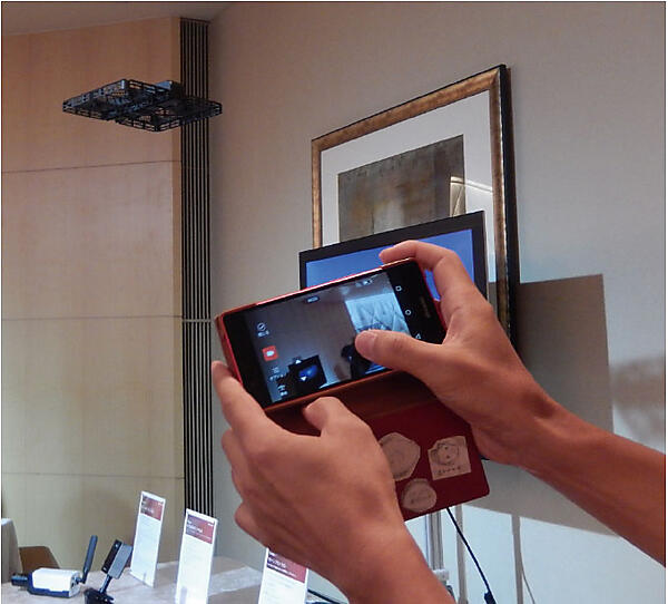 写真4　Hover Camera Passportドローンのデモ（表4参照）