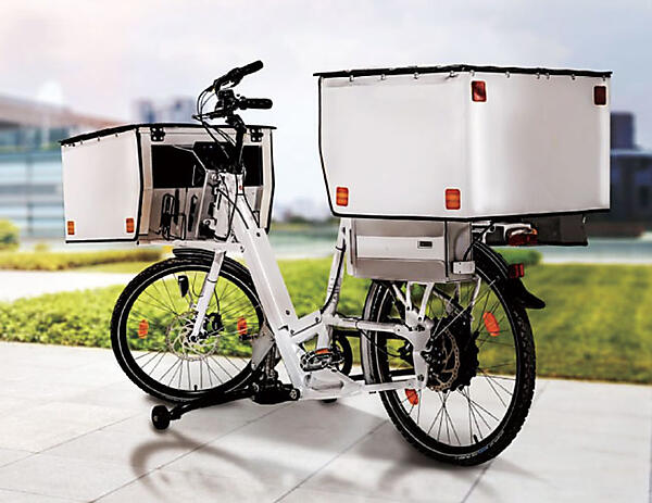 写真2　電動作業バイク（サポート速度：時速25km、航続距離：35km、蓄電池用容量：リチウムイオン電池、480Wh、運送容量：50kg）