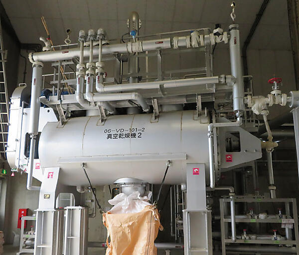写真12　下水汚泥乾燥設備（バイオ燃料製造実用化開発）内の汚泥乾燥用の真空乾燥機
