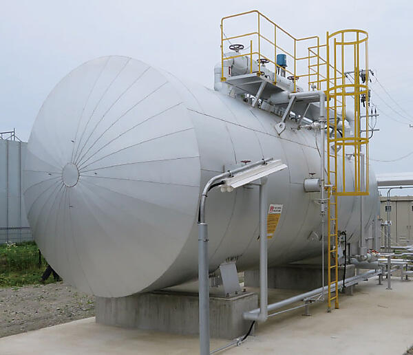 写真13　下水汚泥乾燥設備の外に設置されたアキュムレータ（貯蔵タンク）