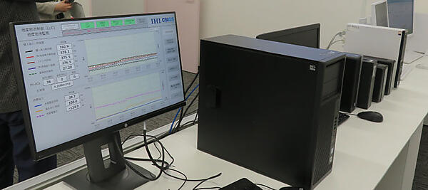 写真2　CEMS管理棟におけるエネルギーマネージメント用のパソコン群