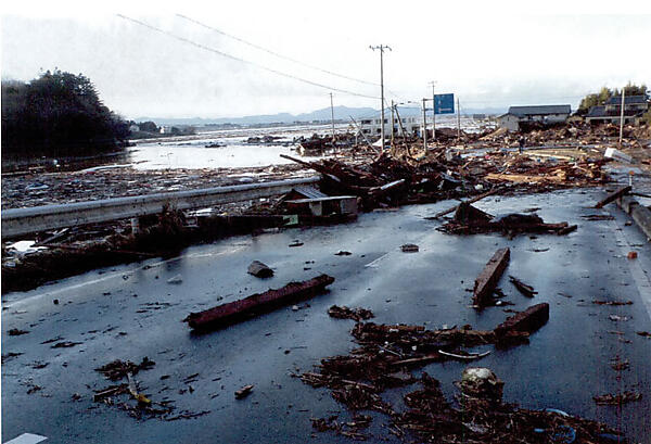 写真5　震災当日の津波が引いた後の磯部地区の状況（2011年3月11日16時10分頃）