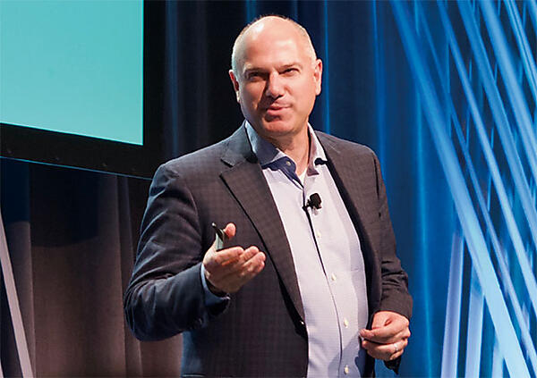 写真4　ONS 2018でのキーノートセッション：AT&TのCTO アンドレ・フィッチ（Andre Fuetsch）氏