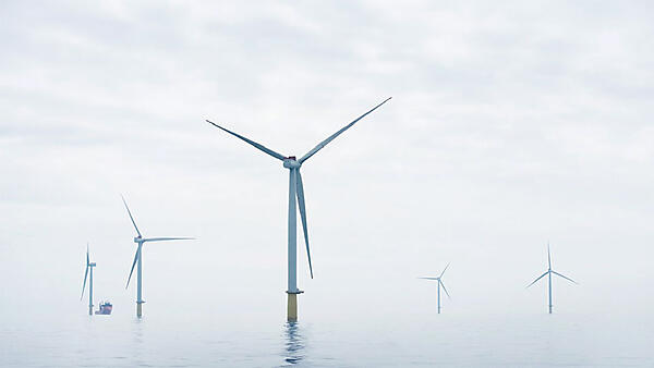 写真1　世界初の商用「Hywind Scotland Floating Wind Farm」（出力6MW風車5台：合計30MW）の外観
