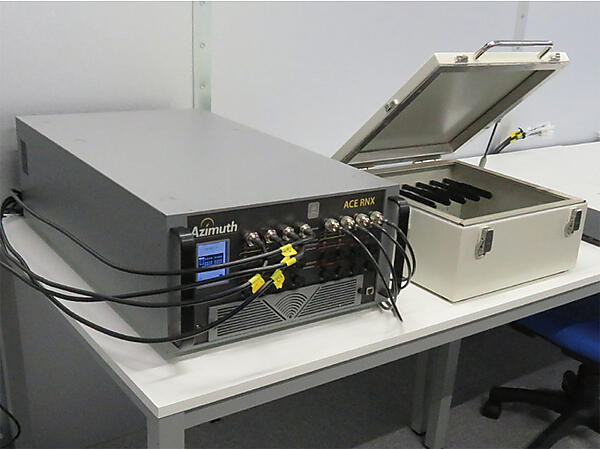 写真5　シールドルーム（電波を遮蔽した部屋）　外部からの電波の影響を受けず、かつ外部に電波を漏らさないように設計・施行された部屋。シールドルーム内は、商用基地局と同等の設定の電波を送信し、検証することが可能で、外部からの影響を受けずに正確な検証が可能となっている。