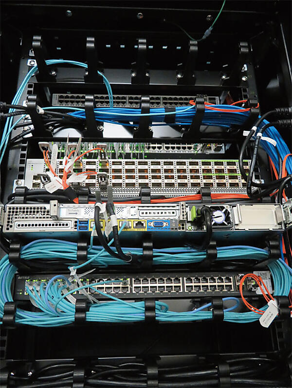 写真2　Spine and Leaf Architecureに基づいたラック構成