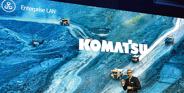 写真5　露天掘り現場で建機メーカーのKOMATSUが自営網を構築したことを語るノキアのラジーブ・スリCEO